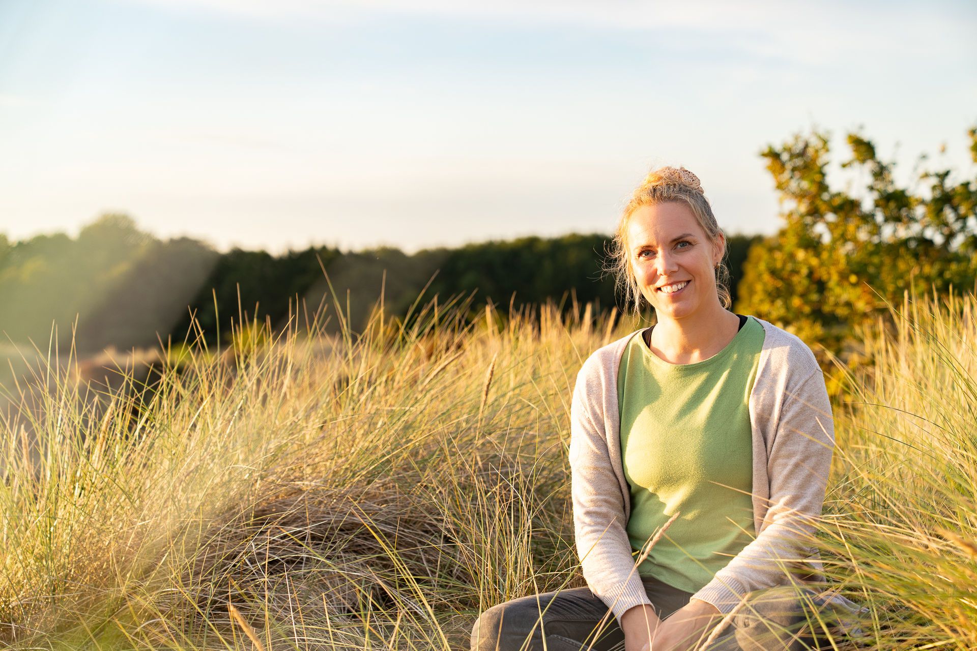 Ann-Christin Ingwersen in den Dünen im Abendlicht